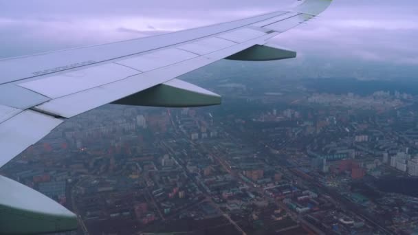 Moskova üzerinde uçan uçağın hava görüntüsü.. — Stok video