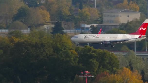 Boeing 737-Passagierflugzeug landet in Sotschi. — Stockvideo