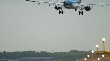 Çapraz rüzgara iniş yapan uçak.