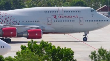 İki jumbo jet Phuket havaalanında taksicilik yapıyor..