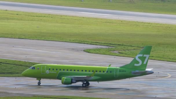 Avion régional S7 Airlines circulant après l'atterrissage à Kazan — Video