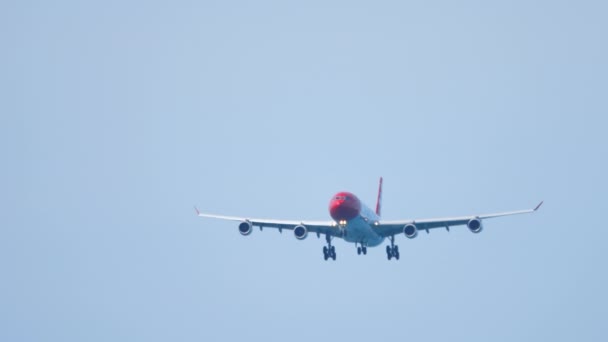 Edelweiss Air Airbus A340 op eindnadering voor landing — Stockvideo