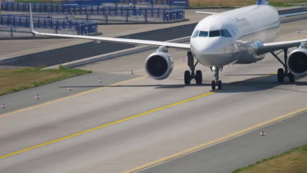 Airiner rodaje después del aterrizaje — Vídeos de Stock