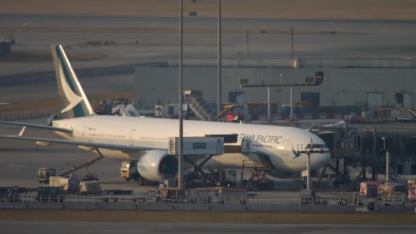 香港空港に到着後ボーイング777型機 — ストック動画