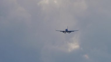 Yolcu uçağı son yaklaşıyor..