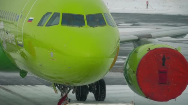 Airbus A320 vliegtuig wordt weggesleept voor onderhoud. — Stockvideo