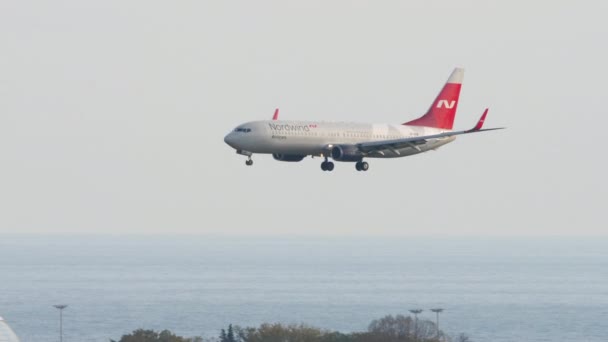 Boeing 737 vliegtuig op eindnadering naar Sochi vliegend boven het Olympisch Park van Sochi. — Stockvideo