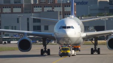 Airbus A330 kalkıştan önce çekiliyor