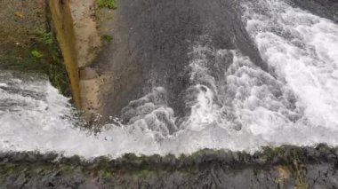 Bir şelalenin tepesinden bak