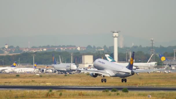 Региональная посадка авиалайнеров Lufthansa. — стоковое видео