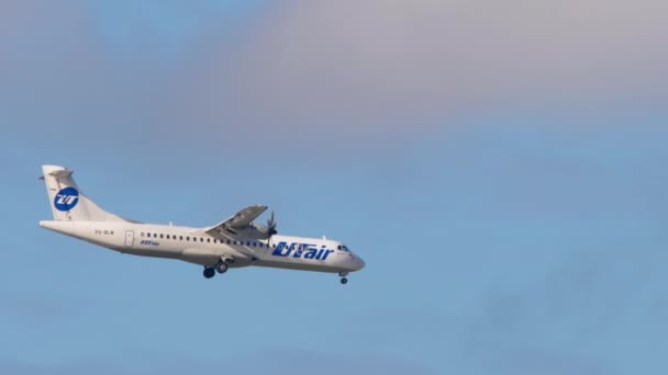 Utair ATR 72 aereo di linea regionale in avvicinamento finale a Sochi. — Video Stock