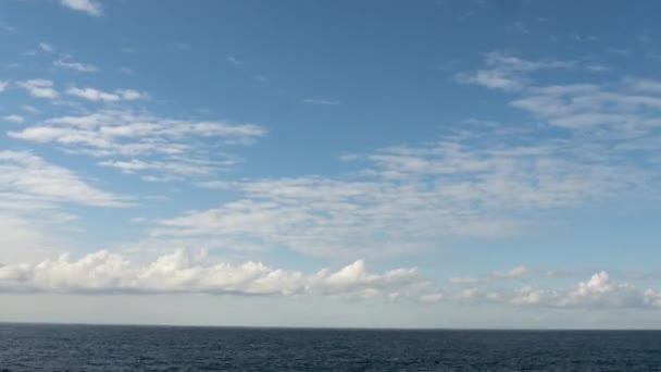 浮在海面上的云朵的延时镜头. — 图库视频影像