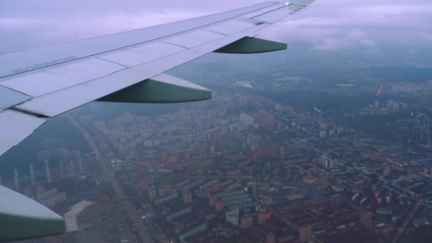 Vista aérea desde el avión que vuela sobre Moscú. — Vídeos de Stock