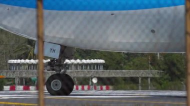 Boeing 767 uçağının kalkıştan önceki piste yakın görüntüsü.