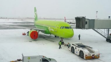 Rezerv Airbus A320 uçağı yüklemeye hazırlanıyor.