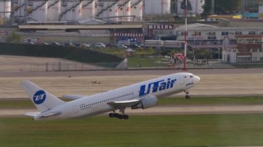 Utair Boeing 767 uçağı kalkıyor..