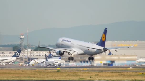 Avion de ligne régional Lufthansa atterrissage. — Video