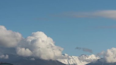 Dağların üzerinde dönen kalın bulutlar. Zaman aşımı.