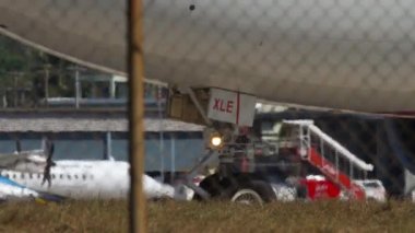 Rossiya Havayolları Boeing 747 uçağı kalkıştan önce piste iniyor.