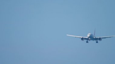 Geniş gövdeli uçak yaklaşıyor.