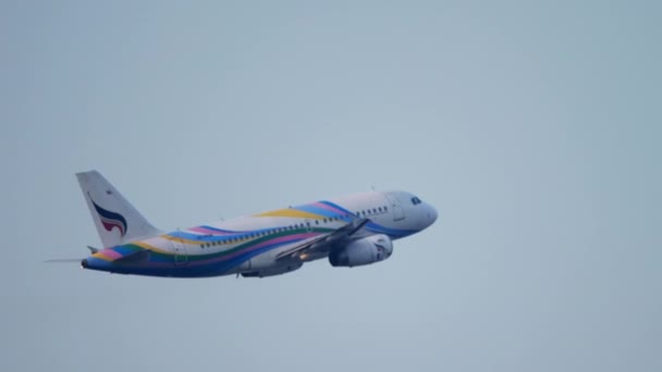 Airbus 320 escalando en el aire después del despegue desde el aeropuerto internacional de Hong Kong. — Vídeos de Stock