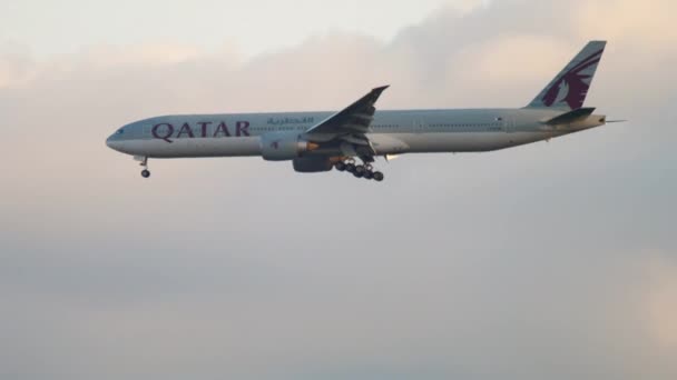 Qatar Airways Boeing 777 im letzten Landeanflug vor der Landung in Frankfurt — Stockvideo