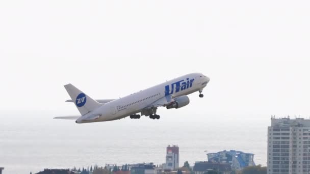 Взлет авиалайнера Utair Boeing 767. — стоковое видео
