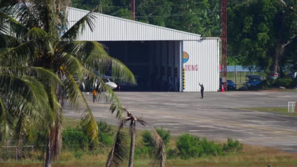 Pequeño transporte aircaft taxiing desde hangar — Vídeo de stock