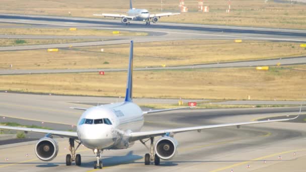 Airiner taxiën na landing in Frankfurt — Stockvideo