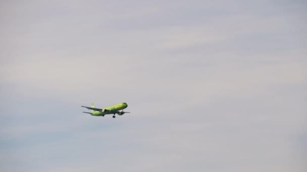 Avion de ligne approchant de l'aéroport au-dessus de la mer. — Video