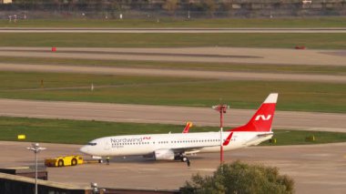 Boeing 737 uçağı kalkıştan önce çekiliyor..