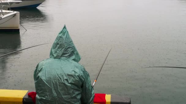 Fiskare metar i regnet. — Stockvideo