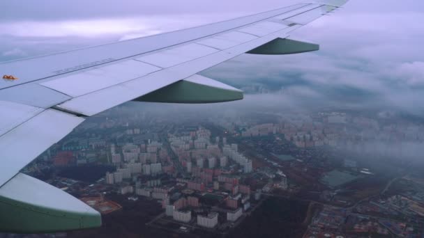 Vista aérea desde el avión que vuela sobre Moscú. — Vídeos de Stock