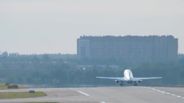 Airliner departing from Moscow — Stockvideo