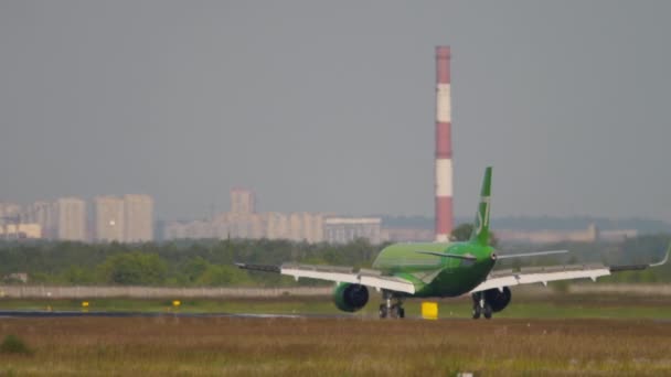 Авиалайнер S7 Airlines Airbus A320 децелерирует после посадки — стоковое видео