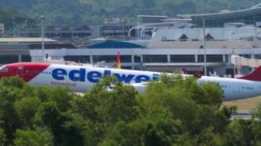 Edelweiss Air Airbus A340 iniş yapıyor.