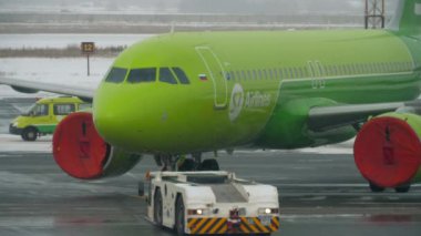 Airbus A320 uçağı bakım için çekiliyor.