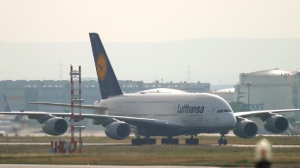 Airbus A380 passagerfly taxiing til afgang. – Stock-video
