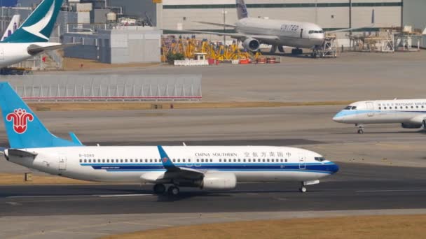 Avião taxiando antes da partida do Aeroporto Internacional de Hong Kong — Vídeo de Stock