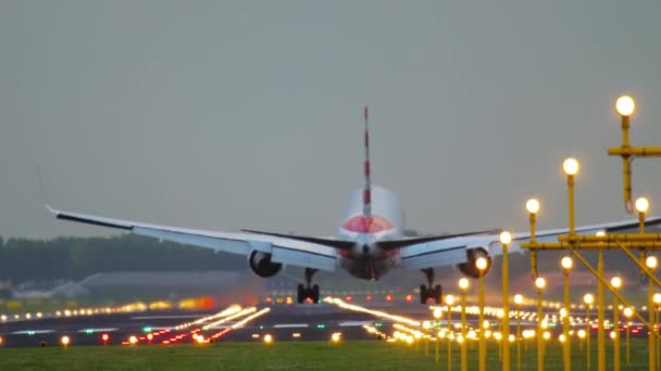 Landung einer Boeing 767 der American Airlines — Stockvideo