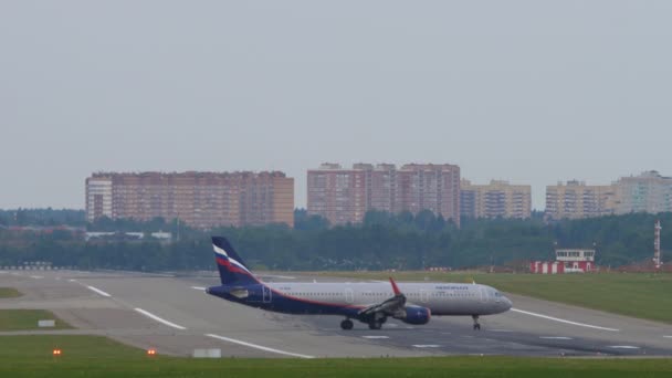 Samolot Airbus A320 lądujący na pasie startowym — Wideo stockowe
