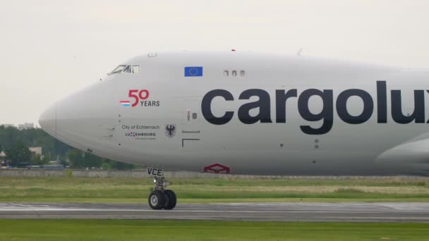 Cargolux Boeing 747 flygfraktfartyg svänger på taxibanan. — Stockvideo