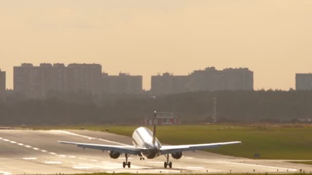 Atterraggio aereo alla luce del mattino. — Video Stock