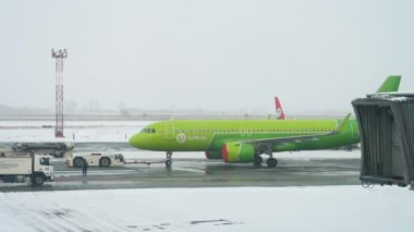 Rezerv Airbus A320 uçağı yüklemeye hazırlanıyor.