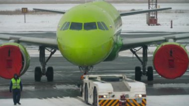 Rezerv Airbus A320 uçağı yüklemeye hazırlanıyor.