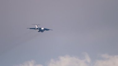 Nakliye uçağı yaklaşıyor.