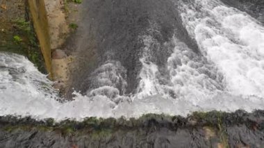 Bir şelalenin tepesinden bak