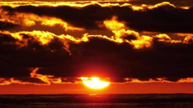 Batan güneşin manzarası.