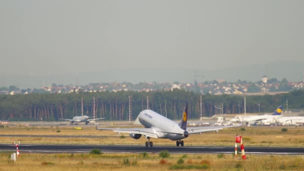 Lufthansa Regionale landing van vliegtuigen. — Stockvideo