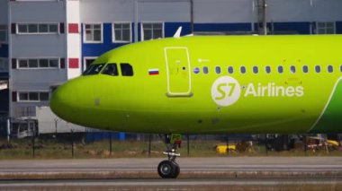 S7 Airlines Airbus A321 kalkıştan önce 07 numaralı piste dönün.